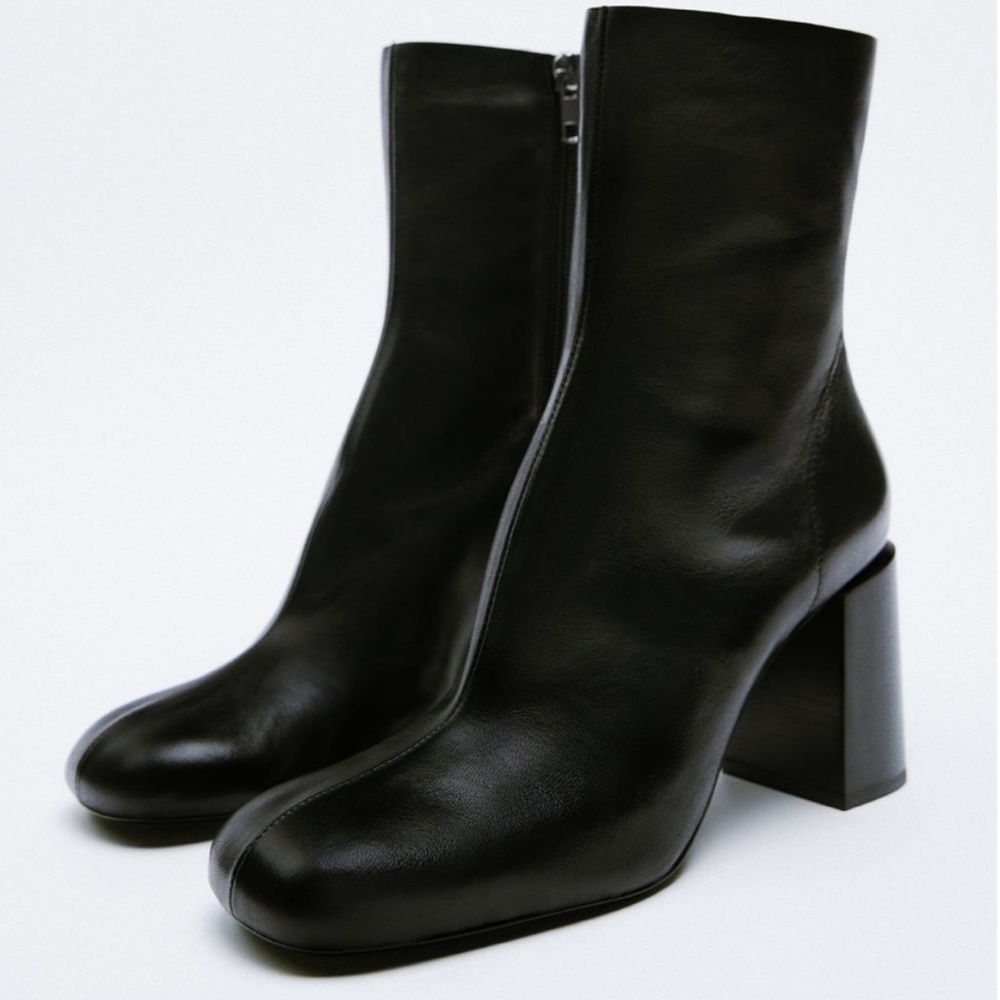 Zara HEELED ROUND TOE ANKLE BOOTS
Black 1/1191/810/040/38  sz 7.5